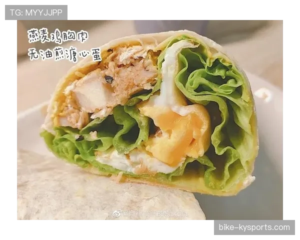 阿萨尔森训练完直接啃鸡胸肉，这自律我真看愣了