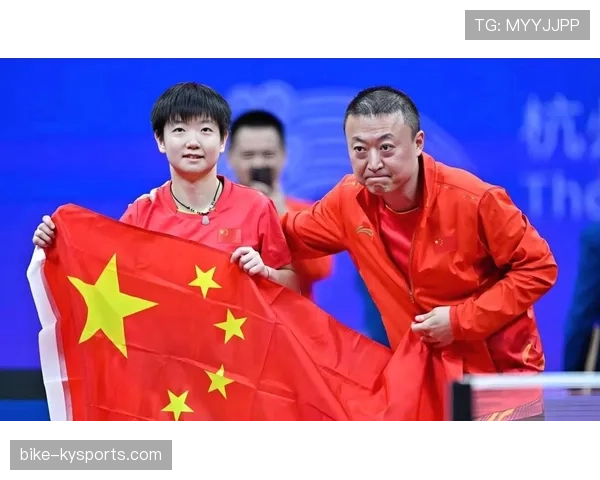 马琳这训练完直接瘫沙发上啃鸡腿的样子，谁还记得他当年打球多狠？